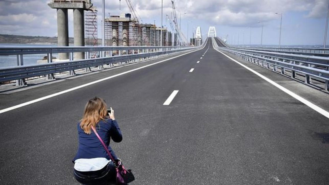 Inaugura Putin puente que une Crimea con Rusia 