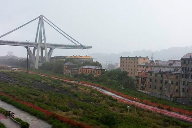 Al menos 22 muertos por el derrumbe de un puente en Génova, Italia