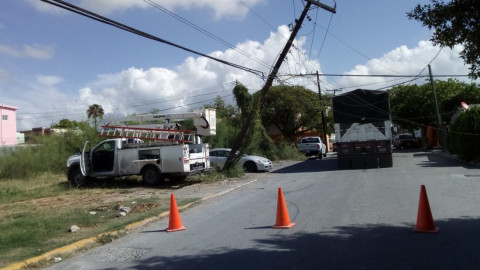 Desprende tráiler poste y deja sin luz a planta potabilizadora
