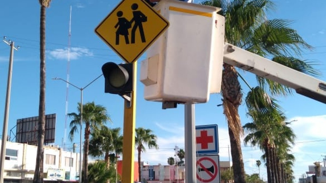 Repara semáforos Dirección de Vialidad y Semaforización