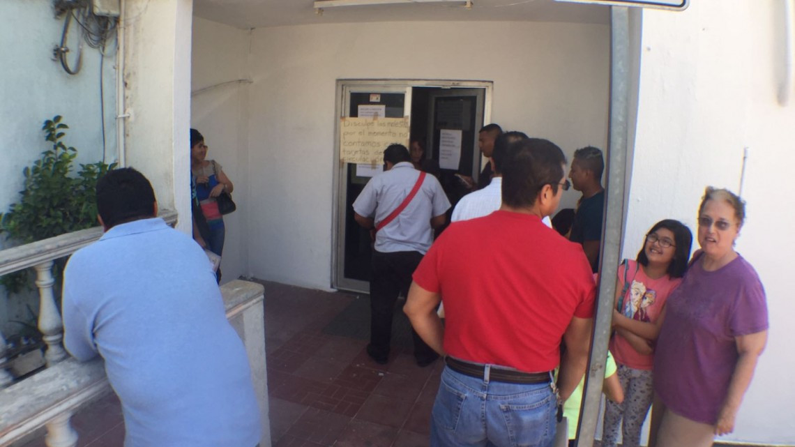 Enoja a ciudadanos desabasto de tarjetas de circulación 