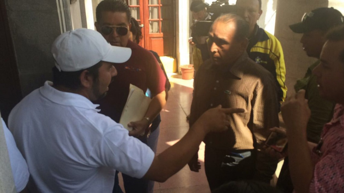 Bloquean choferes Av. Hidalgo, piden destitución de director de Tránsito