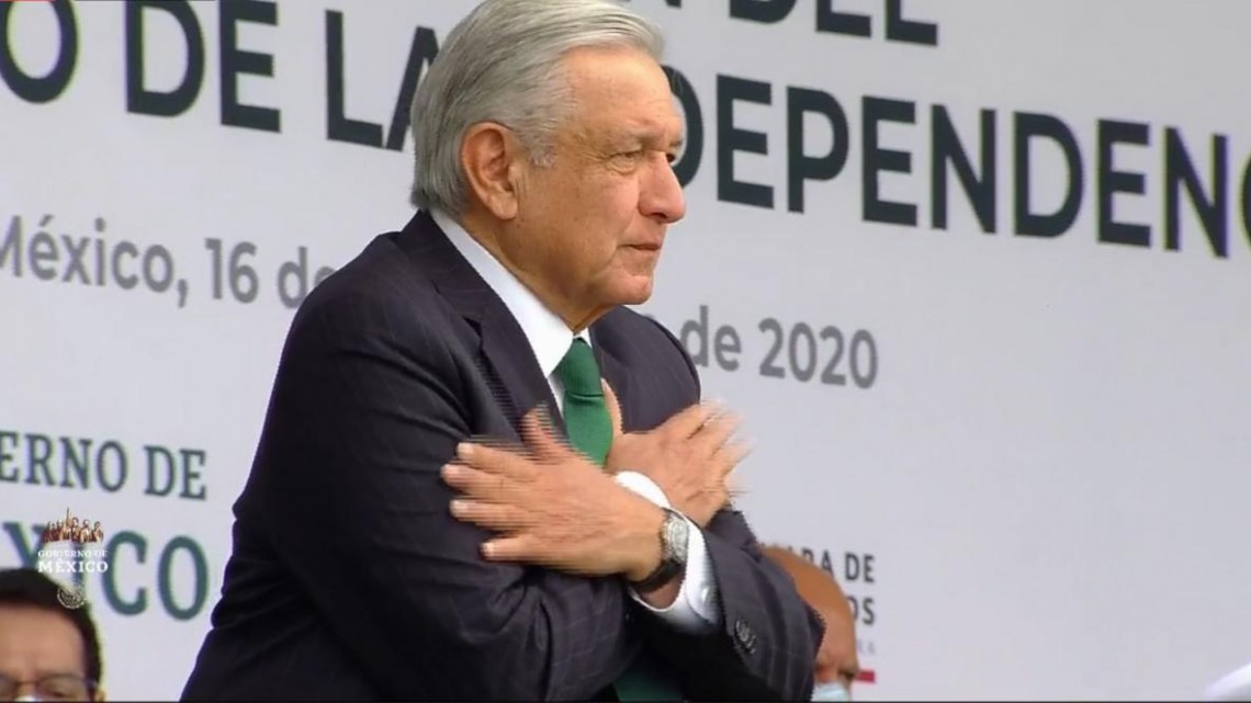 Encabeza López Obrador  desfile militar en el Zócalo capitalino