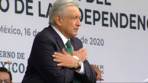 Encabeza López Obrador  desfile militar en el Zócalo capitalino