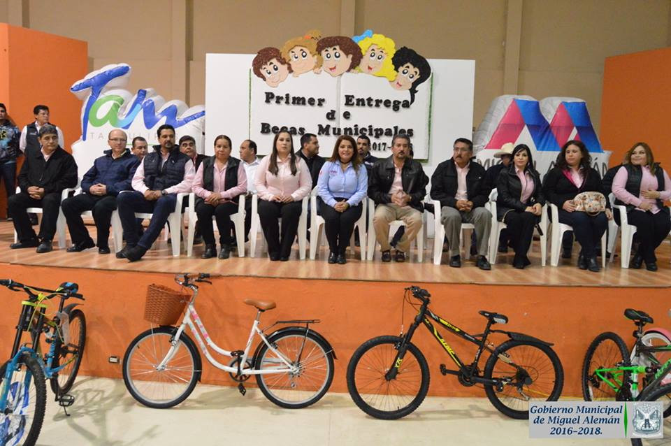 Alcaldesa de Miguel Alemán entrega becas “Cuenta Conmigo”