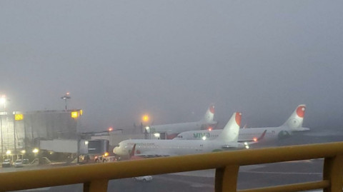 Suspende AICM operaciones por banco de niebla 