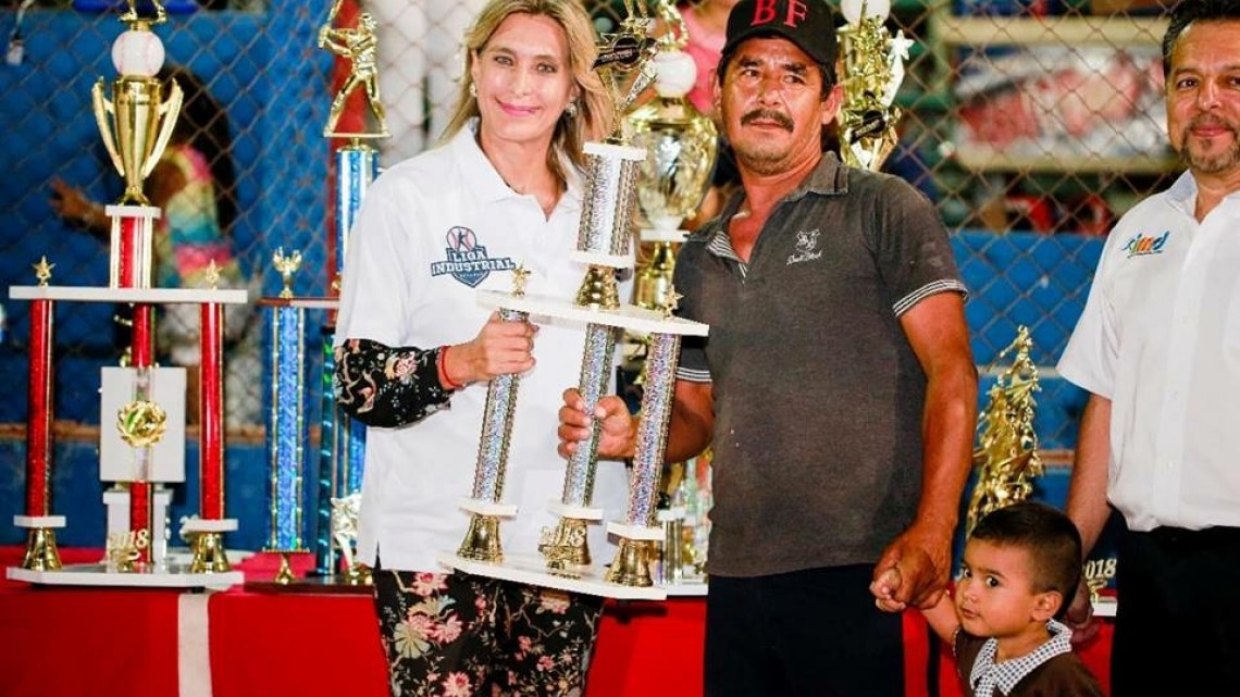 Inaugura Maki Ortiz torneo de beisbol "Ezequiel Bazán"