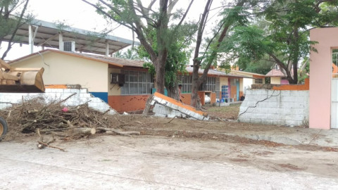 Cae barda de jardín de niños en Madero