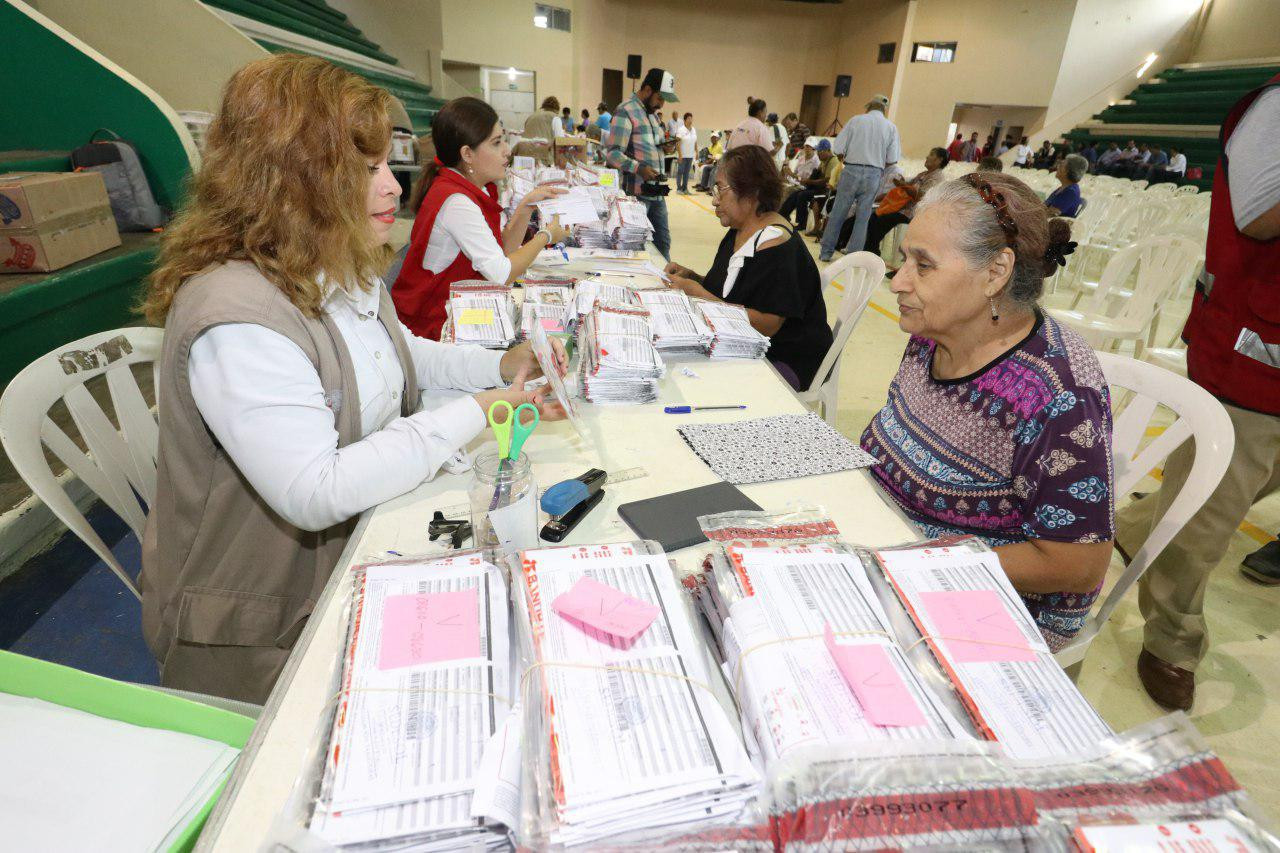 Apoya gobierno de Tampico en entrega del programa “65 y más”