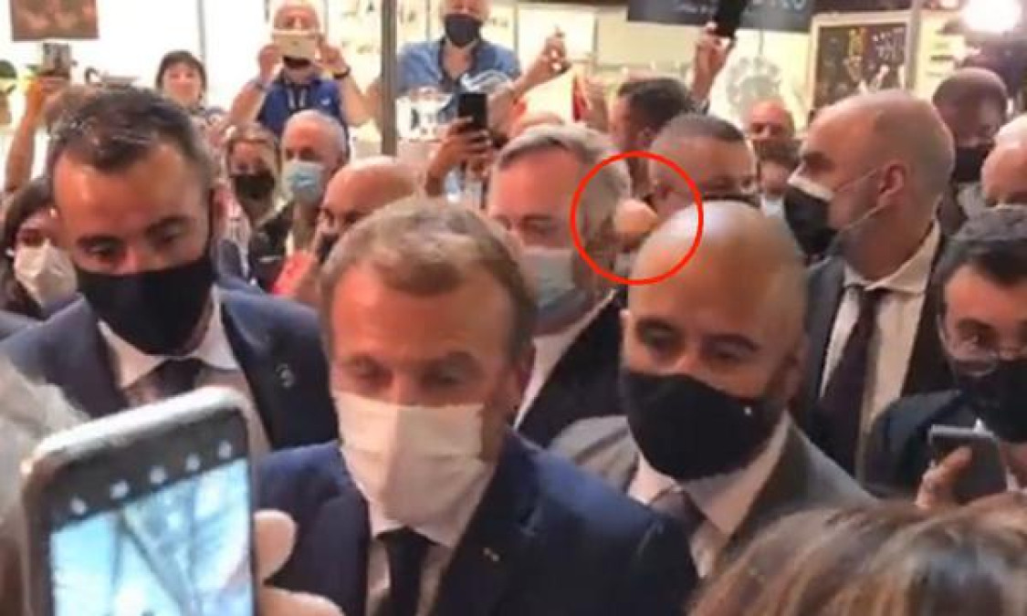 Lanzan un huevo al presidente de Francia durante entrevista con medios de comunicación 