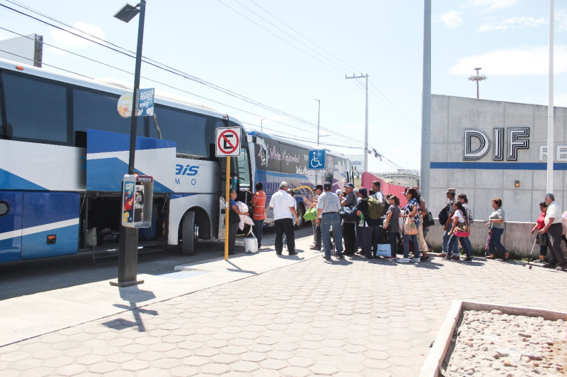 Traslada DIF a 46 pacientes de Campaña de cataratas