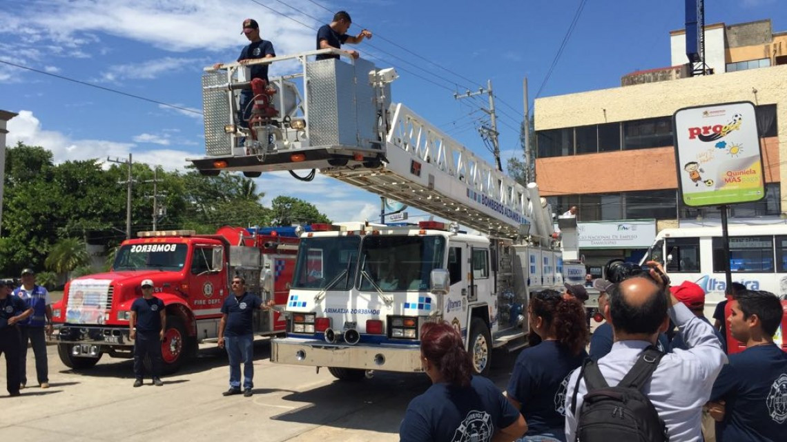 Entregan camiones de bomberos y equipo diverso a los elementos de Altamira.