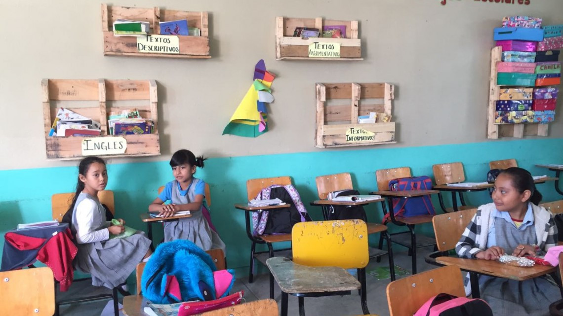 Padres de familia modernizan aulas de clases