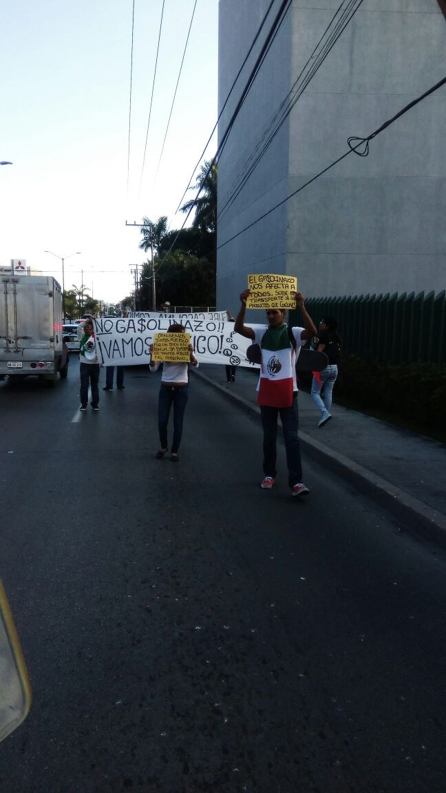 Jóvenes protestan en contra del gasolinazo 