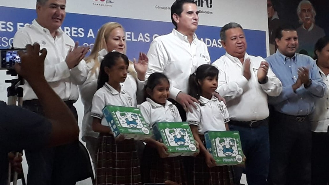 Se entregan útiles escolares para niños en sectores alejados, dependientes del Conafe.