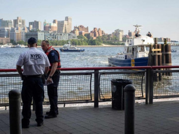 Encuentran bebé flotando en río de Nueva York