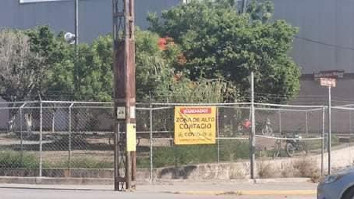 Cuelgan mantas que advierten sobre peligro por Covid-19