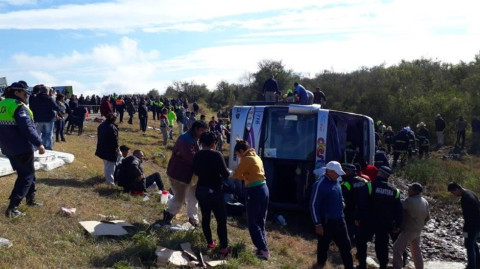 Al menos 15 muertos tras la volcadura de un autobús en Argentina