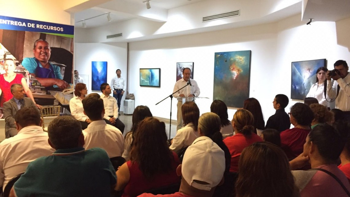 Reparten 997 mil pesos en créditos a microempresarios