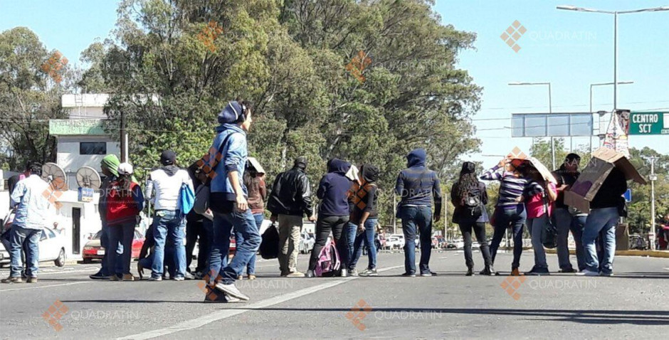 Por segundo día consecutivo, normalistas bloquean crucero del IEEPO