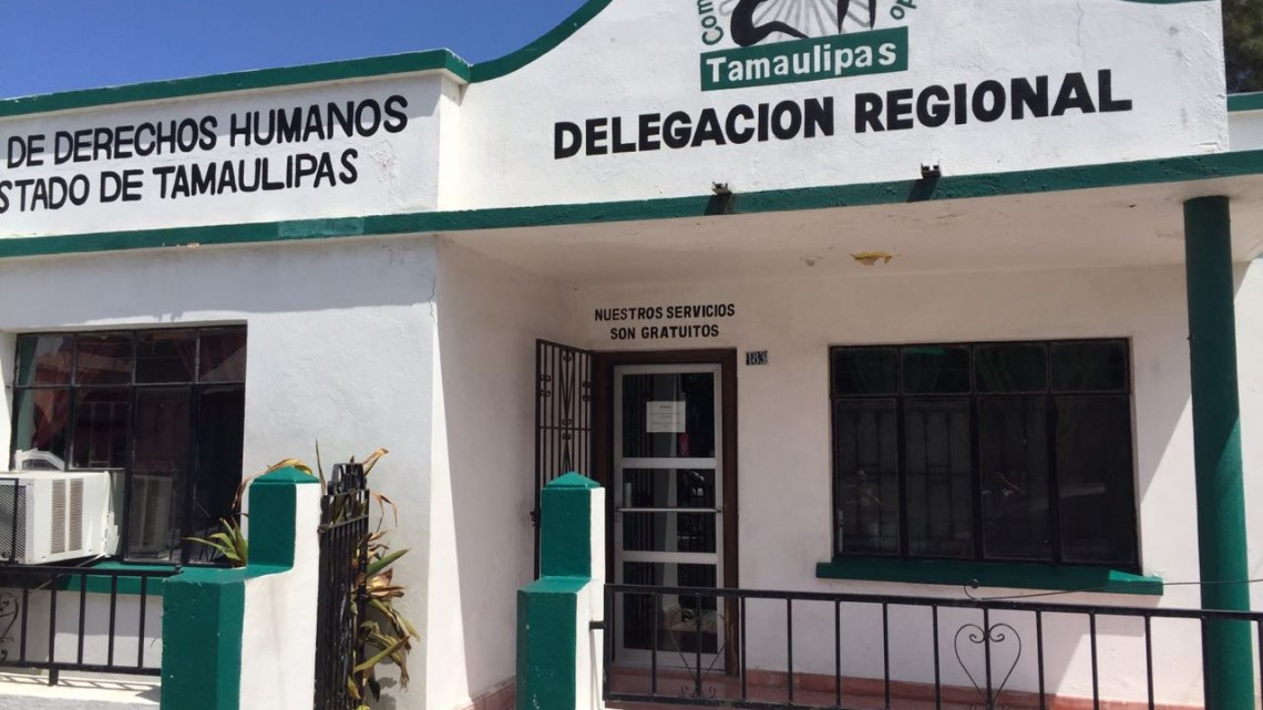 Retienen maestros documentación de alumnos