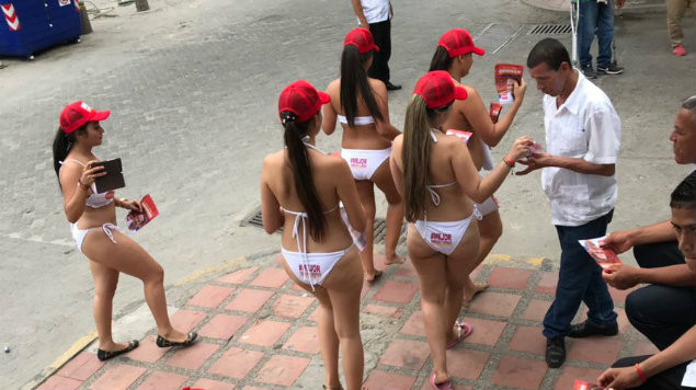 Mujeres en bikini reparten propaganda electoral en Colombia