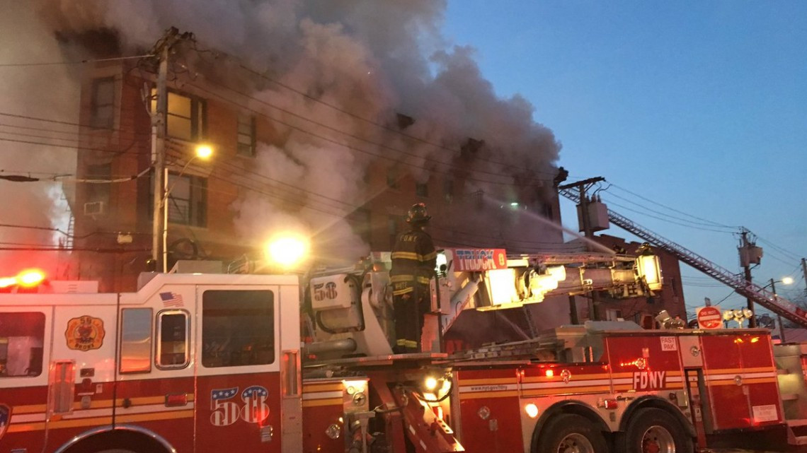 Un nuevo incendio despierta al Bronx, Nueva York 