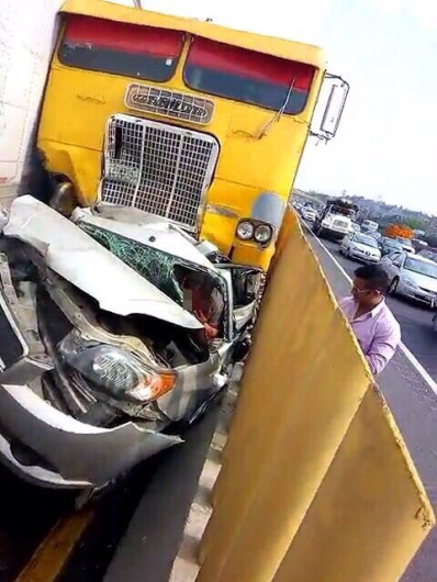 Deja dos lesionados choque entre camión y auto