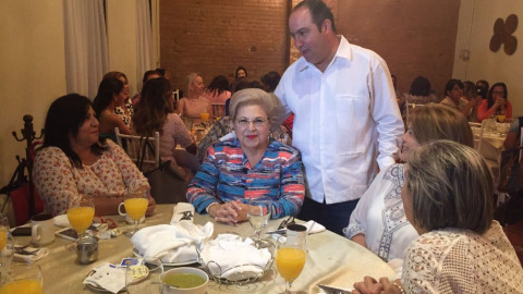 Carlos García convive con mamás de Matamoros 
