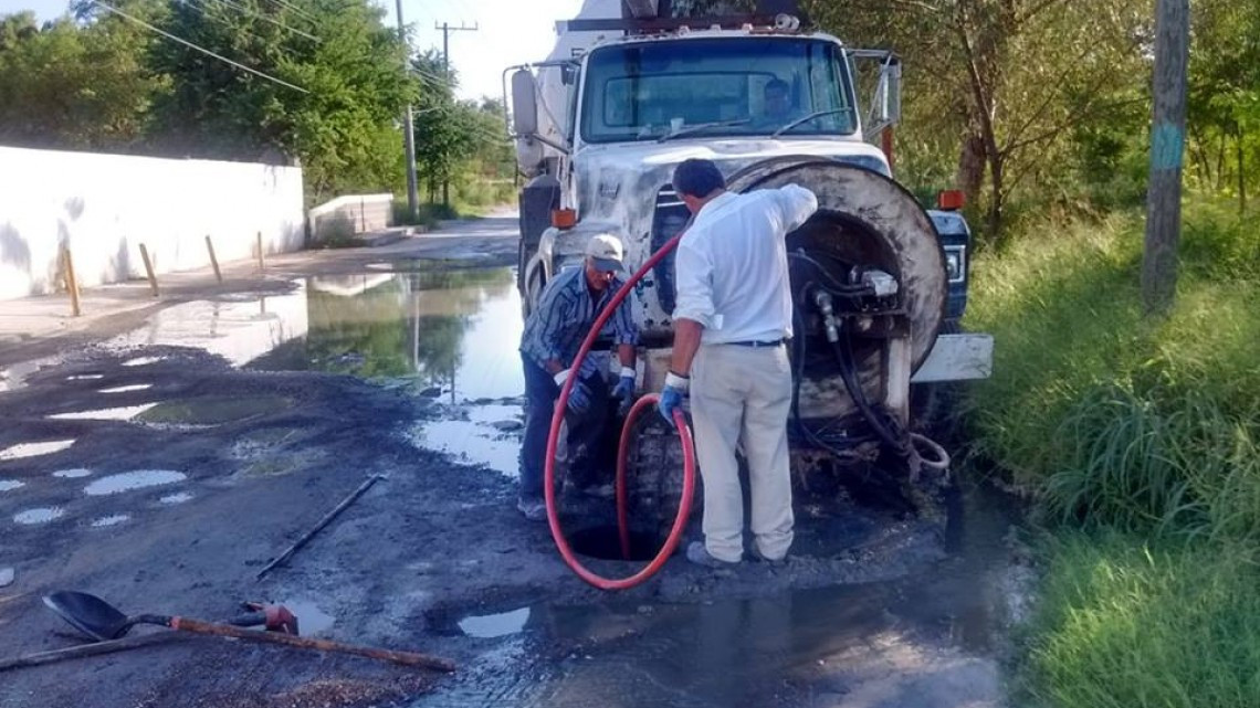 Comapa trabaja con equipo vactor