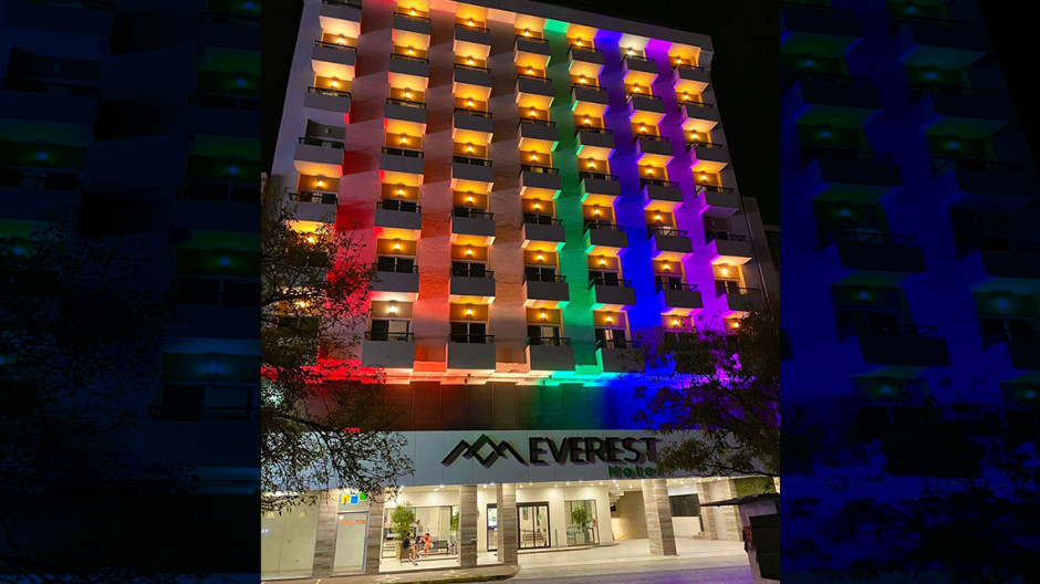 Hotel Everest ilumina su fachada con los colores del arcoíris 