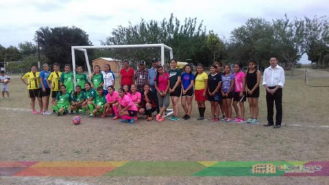 Entregan material de acondicionamiento para campo de fútbol