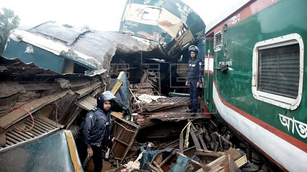 Al menos 16 muertos y varios heridos por choque de trenes en Bangladesh