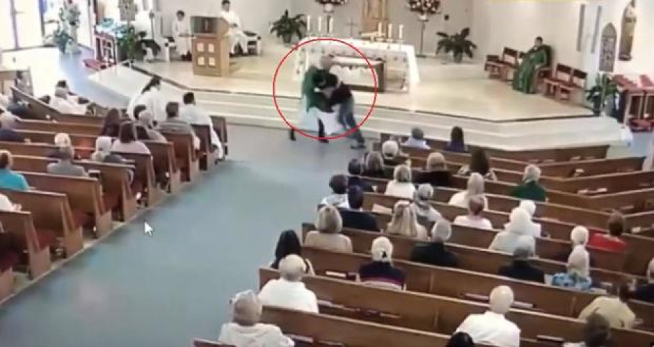 Joven ataca a sacerdote ¡en plena misa!