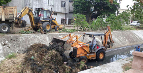 Realiza Ayuntamiento limpieza y desazolve de canales pluviales