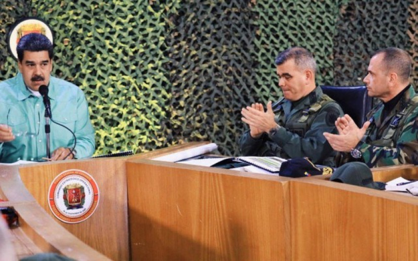 Maduro moliviza tropas a la frontera colombiana