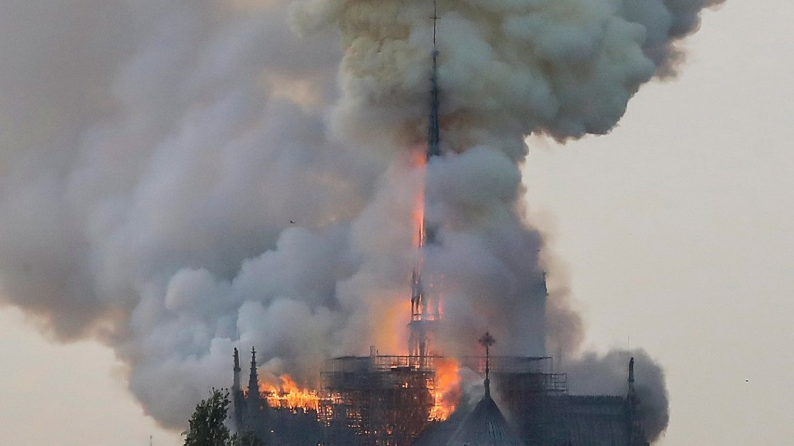 Catedral de Notre Dame se incendia