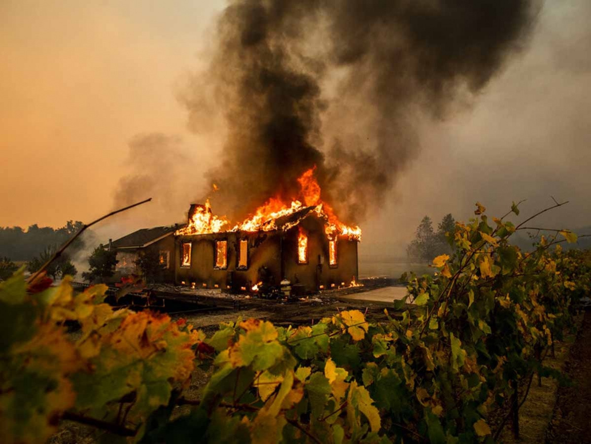 Desalojan casas por fuertes incendios en California
