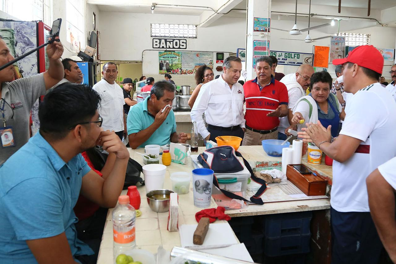 Escucha Adrián Oseguera a Locatarios del Mercado Gastronómico