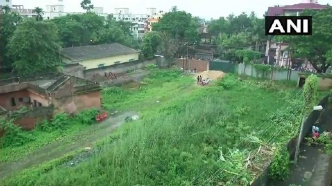 Encuentran 14 fetos humanos en estanque en India