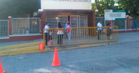 Regresan a casa a 800 alumnos por ataques en el penal de Victoria 