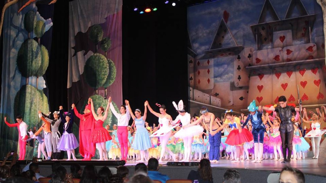 Alcaldesa asiste a presentación del ballet clásico "Alicia en el país de las maravillas"