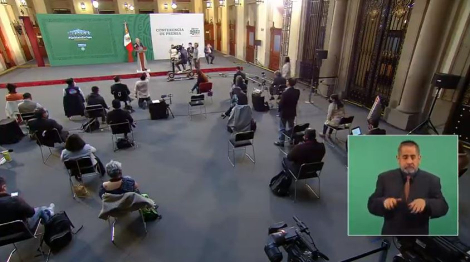 Reportero de Tamaulipas se hinca para pedir palabra en la ‘mañanera’ de AMLO