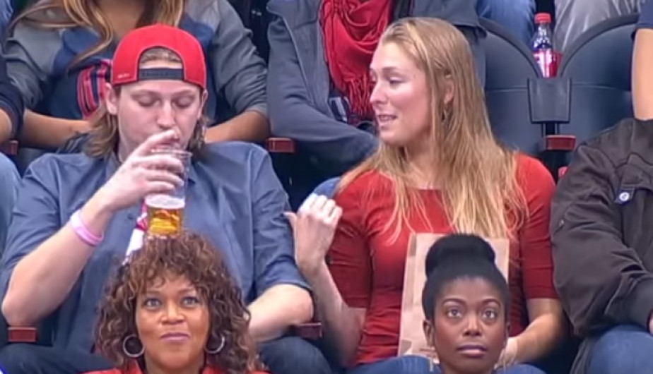 Ignora a novia en Kiss Cam y ella reacciona de forma muy singular