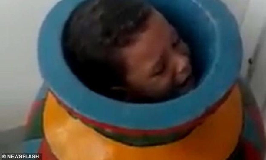 Niño se atora en un jarrón 