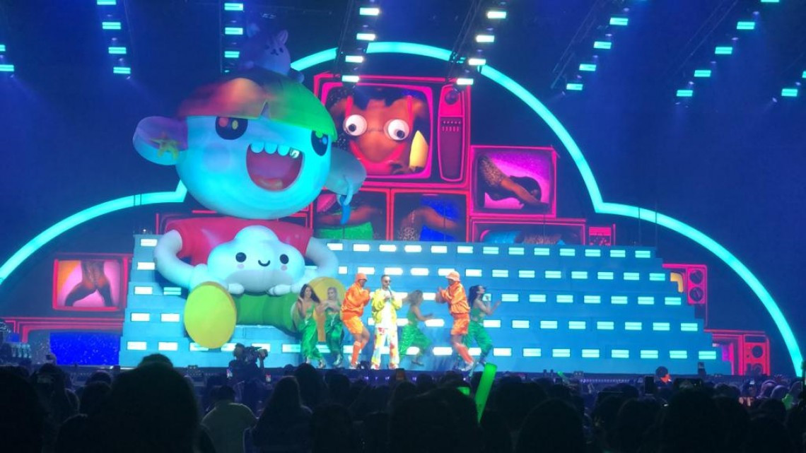 JBalvin levanta la mano por la salud mental y migrantes 