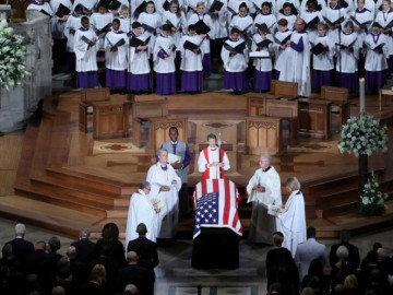 Bush y Obama honran a McCain y Trump juega golf