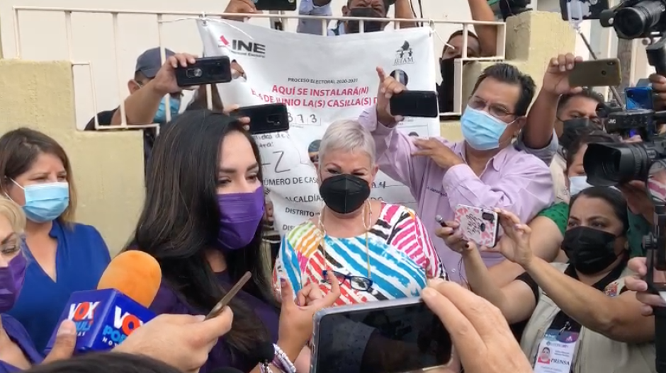 Yahleel Abdala emite su voto 