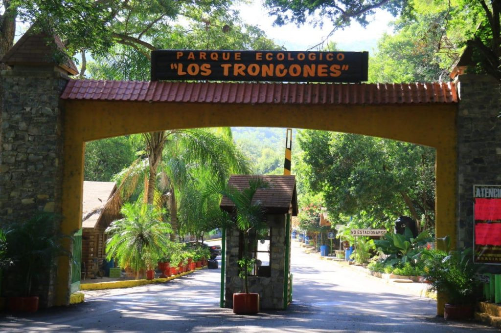 Con medidas sanitarias Victoria recibe a paseantes