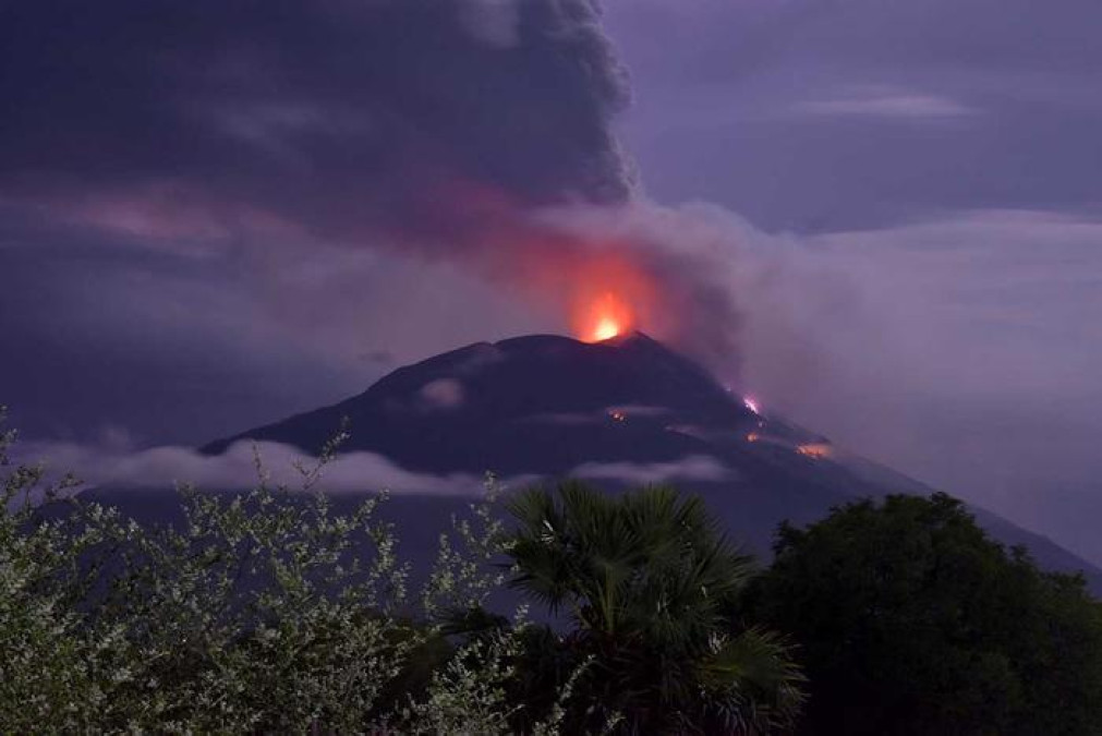 Miles evacuados en Indonesia por erupción del volcán